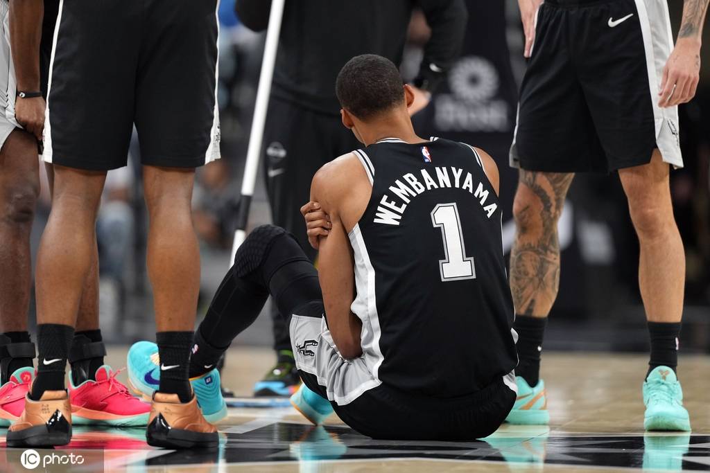 又伤一位巨星！文班亚马左肋骨挫伤 提前退赛